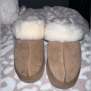 UGG Platform slippers, size 7 worn less than five times good condition